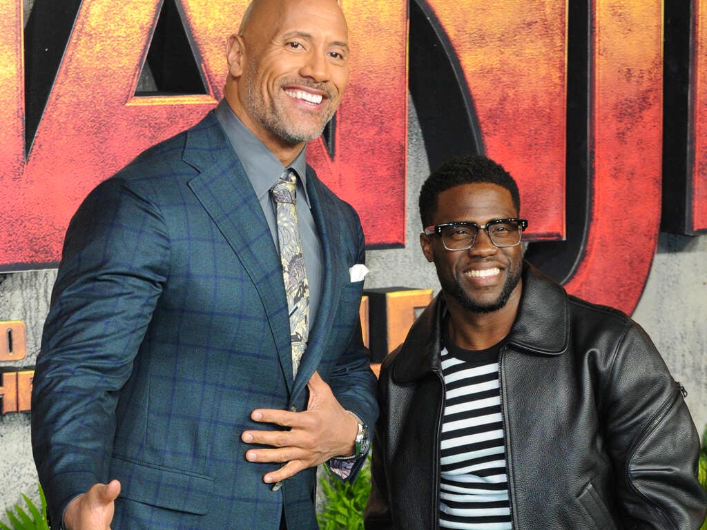Kevin Hart se déguise en Dwayne Johnson des années 90 pour ...
