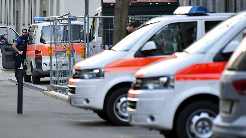 In einem Hotel in Zürich wurde ein toter Mann gefunden. Die Stadtpolizei Zürich war mit einem Grossaufgebot vor Ort. 