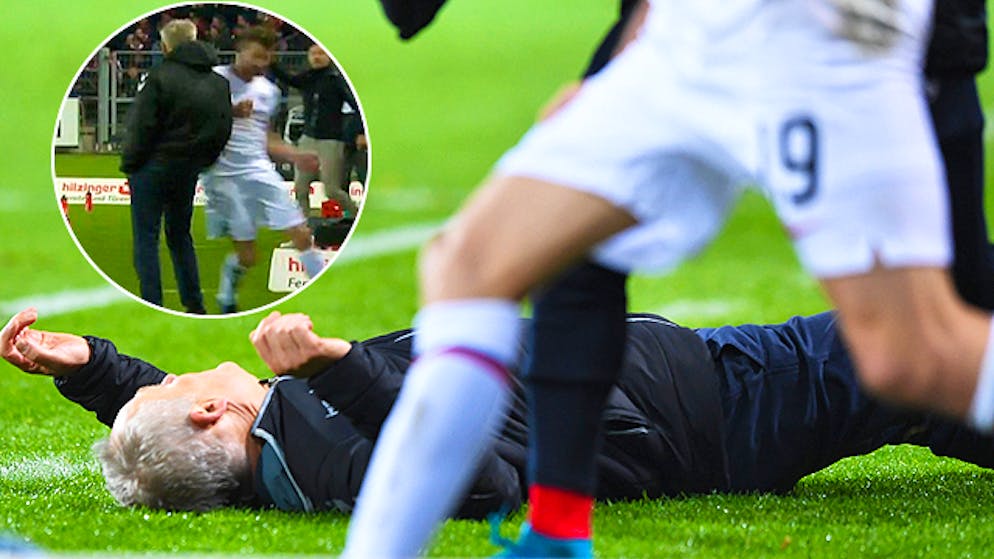 Christian Streich liegt nach David Abrahams Check am Boden.