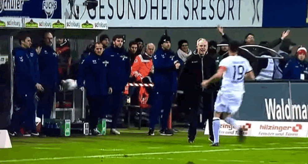 David Abraham fliegt nach seinem «Bodycheck» gegen Freiburg-Trainer Christian Streich vom Platz.