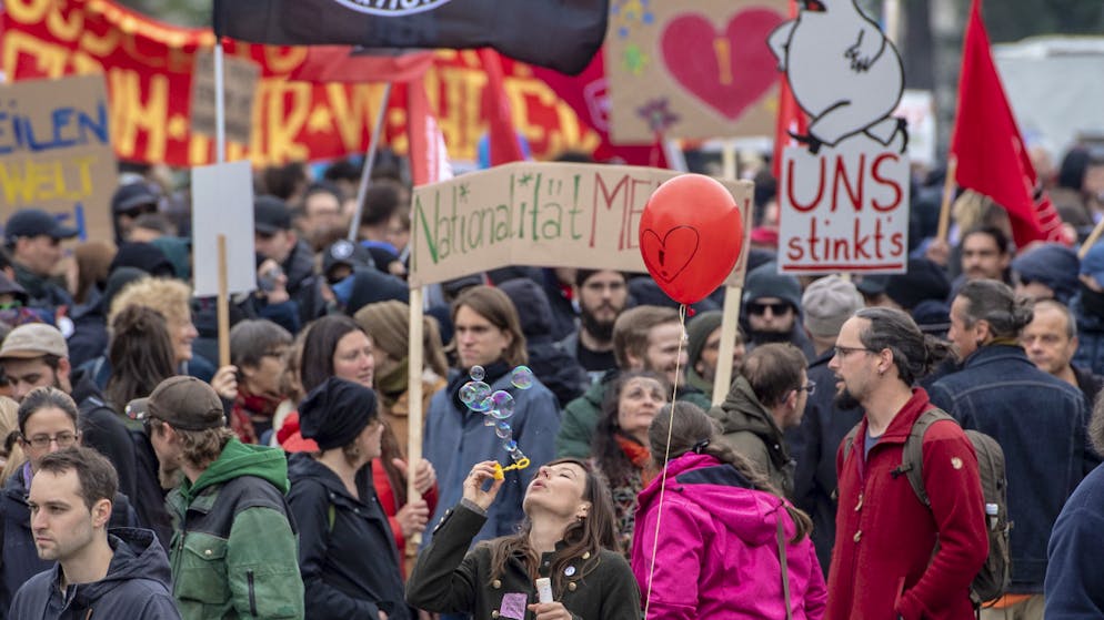 Ein lokaler SVP-Politiker griff am Rande der Demo im April in Schwyz einen linken Aktivisten an. (Archivbild)