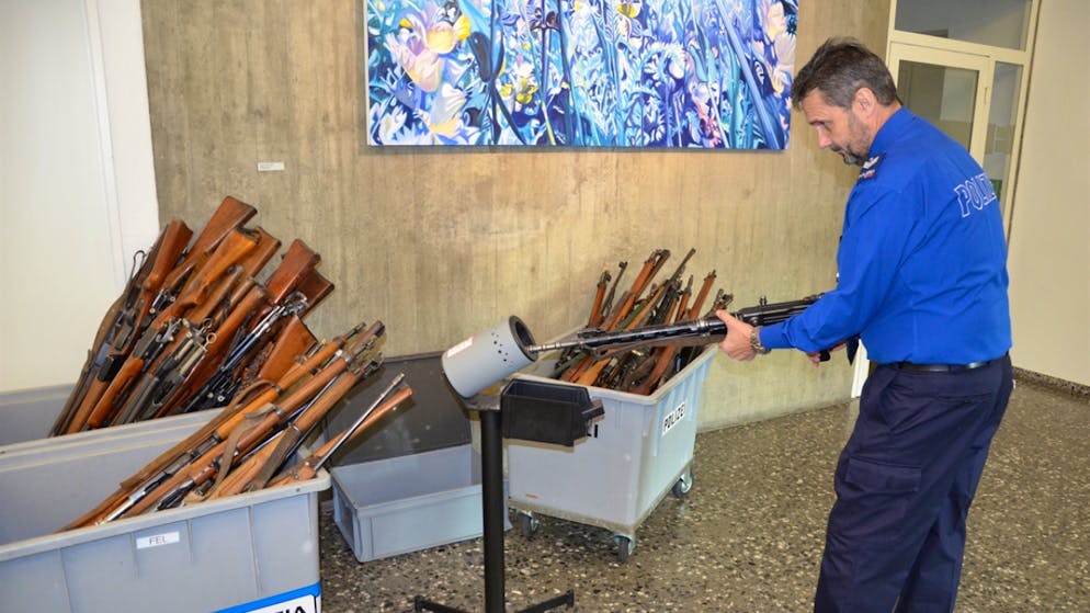 Bei den zurückgegebenen Waffen handelt es sich um 112 Ordonanzwaffen, hauptsächlich Karabiner und Sturmgewehre, 49 Jagdwaffen und Sportgewehre sowie 14 Faustfeuerwaffen.