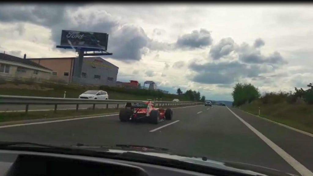 Mit einem Formel-2-Rennwagen ist ein Mann in Tschechien auf die Autobahn gefahren. Die Aktion, die sich bereits vor rund zwei Monaten ereignete, hat ein Nachspiel: Der 45-jährige Besitzer wurde jetzt ermittelt. Weil sein Rennfahrzeug über keine Strassenzulassung verfügt, droht eine Geldstrafe von umgerechnet gut 400 Franken und Führerscheinentzug für ein Jahr.