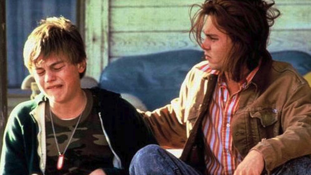 Leonardo DiCaprios Karriere zum 45. Geburtstag. In seiner ersten grossen Rolle spielte Leonardo DiCaprio (links) neben Johnny Depp in «What's Eating Gilbert Grape».