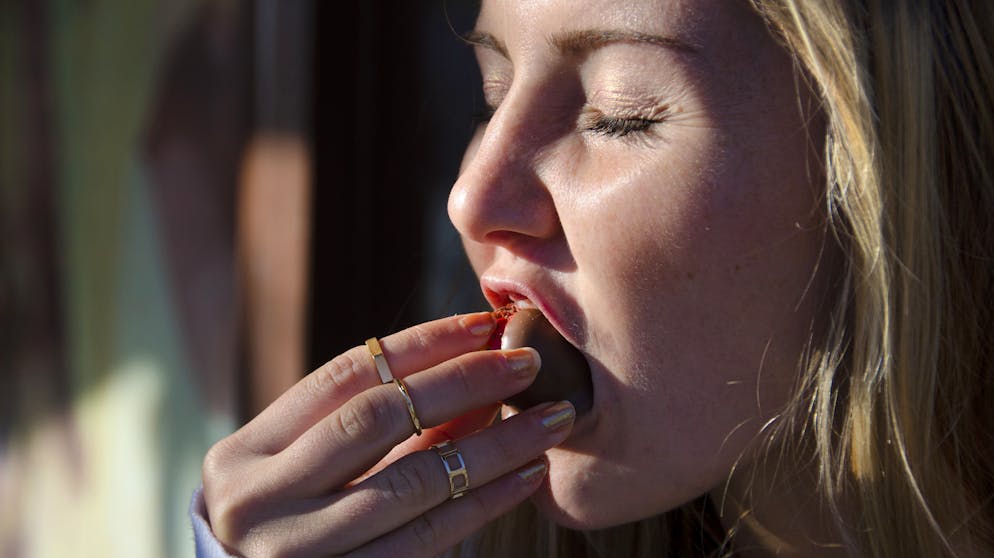 Grosse Lust nach Süssem oder gar Fressattacken – manchmal spielen die weiblichen Hormone verrückt. Doch nicht nur diese spielen dabei eine Rolle. 