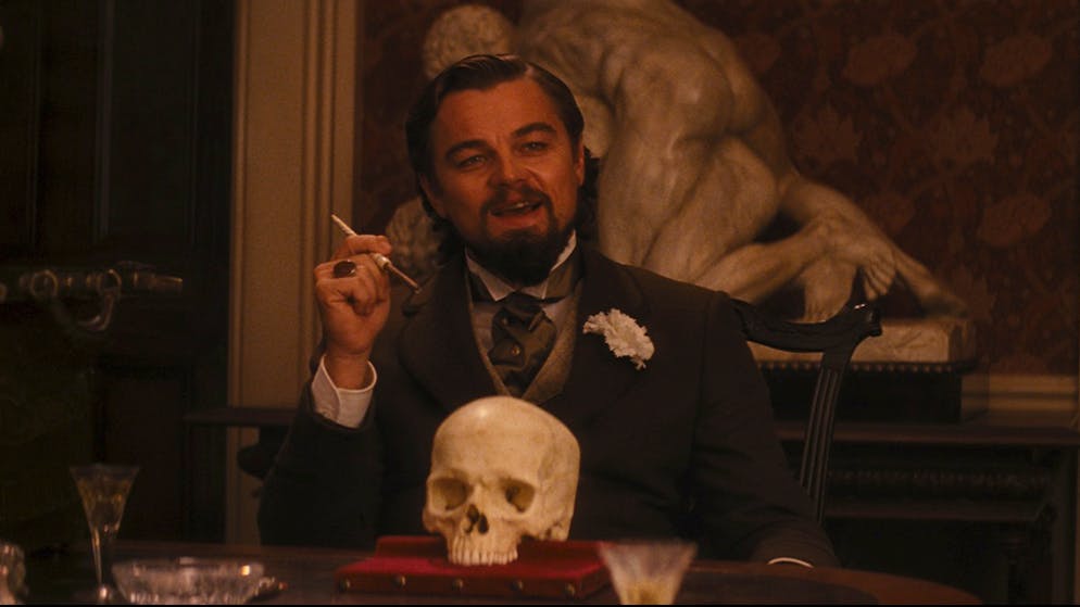 Leonardo DiCaprios Karriere zum 45. Geburtstag. Seine erste Arbeit mit Quentin Tarantino war in dessen Film «Django Unchained», worin DiCaprio einen Plantagenbesitzer mit dem Namen Calvin Candie spielte.