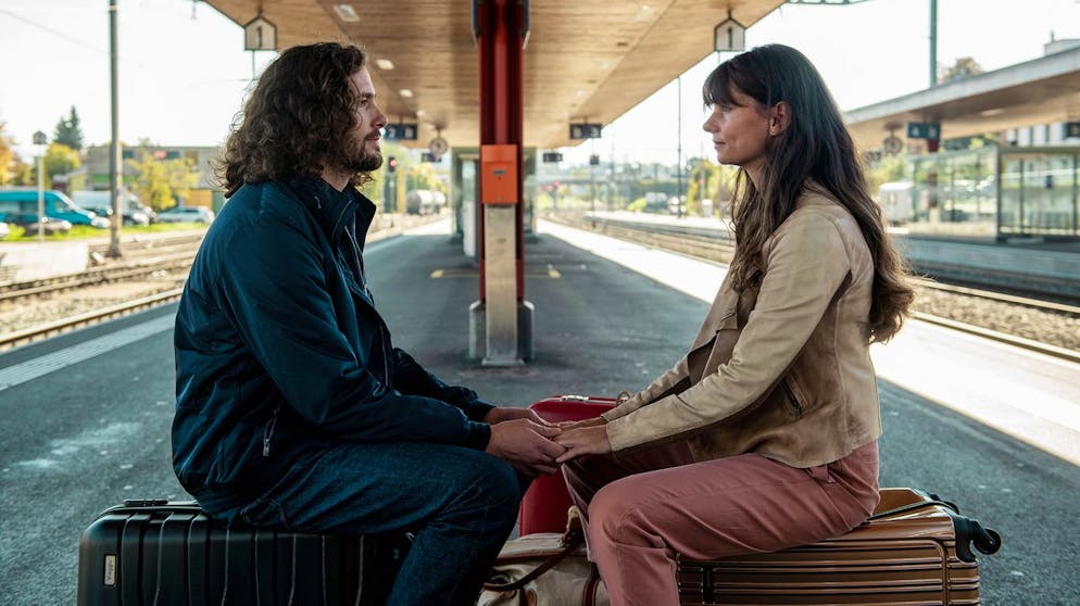 So nah und doch so fern. Nele (Vera Bommer) ist von Giannis (Nicola Mastroberardino) neuem unabhängigen Leben beeindruckt.