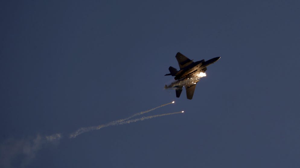 Ein israelisches Kampfflugzeug des Typs F15 bei einer Flugvorführung im Süden Israels. (Symbolbild)