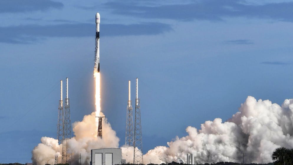 Bringt 60 Mini-Satelliten ins All: Falcon-9-Trägerrakete beim Start vom US-Weltraumbahnhof Cape Canaveral in Florida.