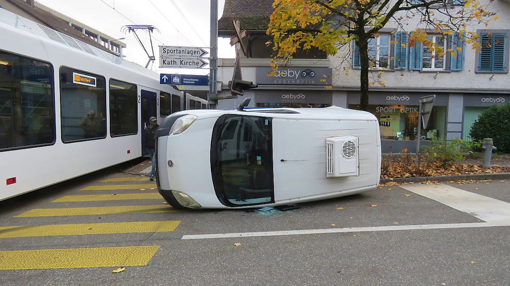 Der Fahrer dieses Lieferwagens übersah in Oberentfelden AG einen herannahenden Regionalzug der Wynen- und Suhrentalbahn (WSB).