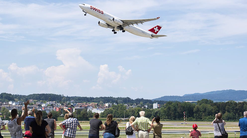 Laut dem Bundesamt für Zivilluftfahrt (BAZL) ist die Rendite des Flughafens Zürich im regulierten Geschäftsbereich zu hoch: Nun sollen die Gebühren runter. (Archiv)