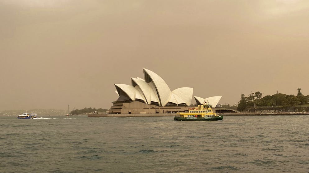 Das berühmte Sydney Opera House ist bereits von Dunst umgeben. 