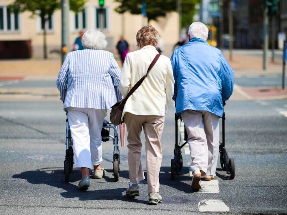 Die Schweizer Gesellschaft wird älter, aber nicht alle Menschen bleiben auch länger gesund.