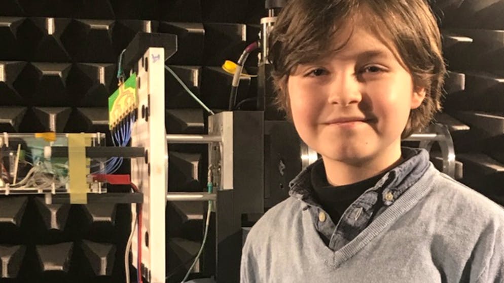 Der neunjährige Laurent aus Amsterdam steht in der Technischen Universität vor einer Antenne. 