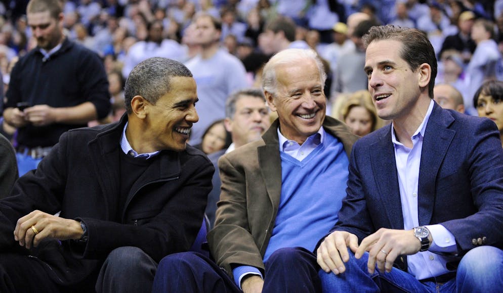 Barack Obama, Joe Biden und Hunter Biden gönnen sich am 30. Januar 2010 ein Basketballspiel in Washington.