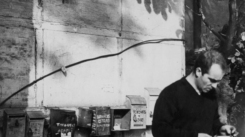 Der junge Künstler Jean Tinguely in der Ateliersiedlung in der Pariser Impasse Ronsin in den späten 1950er-Jahren.