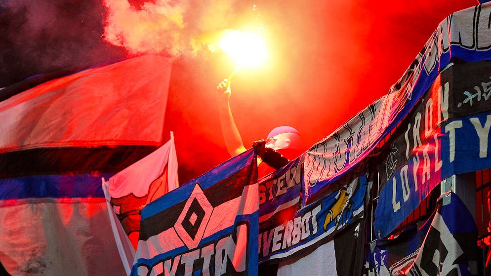 Im Hamburger Volksparkstadion wird das Abbrennen von Pyros womöglich bald «legal» werden.