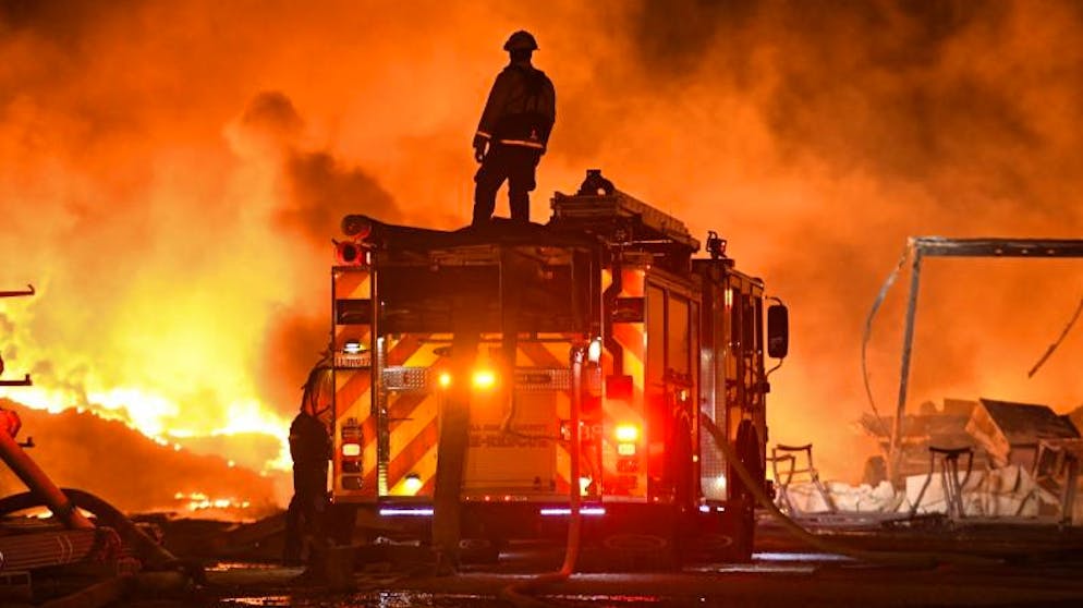 Feuerwehrleute kämpfen bei Knightsen gegen die Flammen. 
