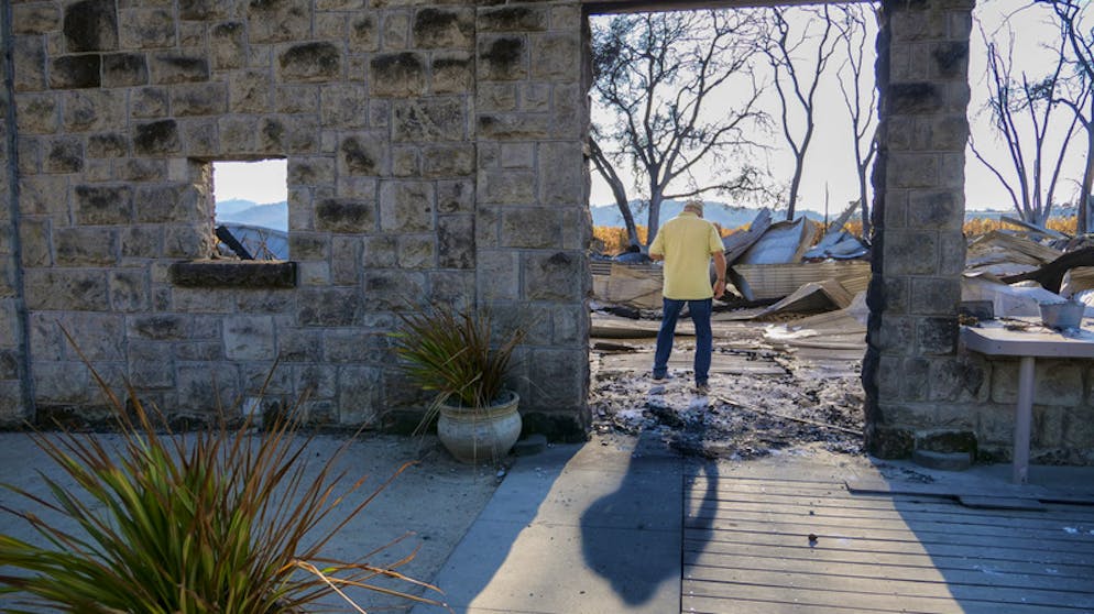 Hausbesitzer Ken Wilson steht vor den Überresten eines Weinguts in Healdsburg in Kalifornien.