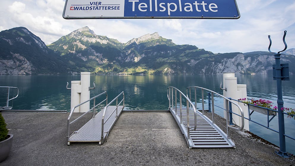 Der Schiffssteg «Tellsplatte» in der Gemeinde Sisikon am Vierwaldstättersee kann mit Urner Kantonsgeld saniert werden. (Archivbild)