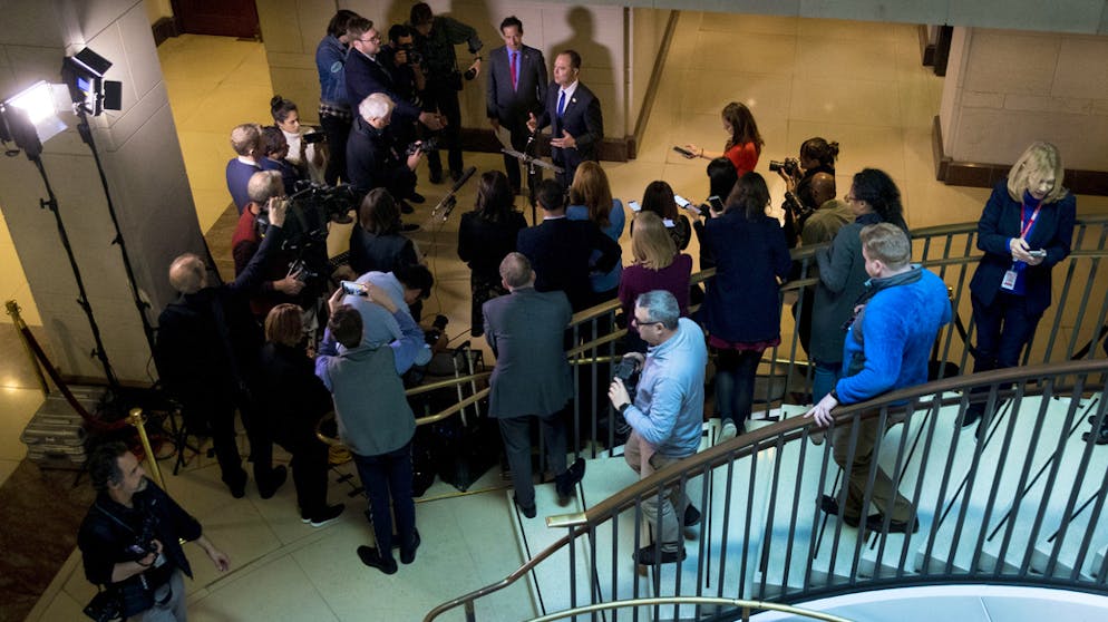 Gefragter Masnn – Adam Schiff vor Journalisten.