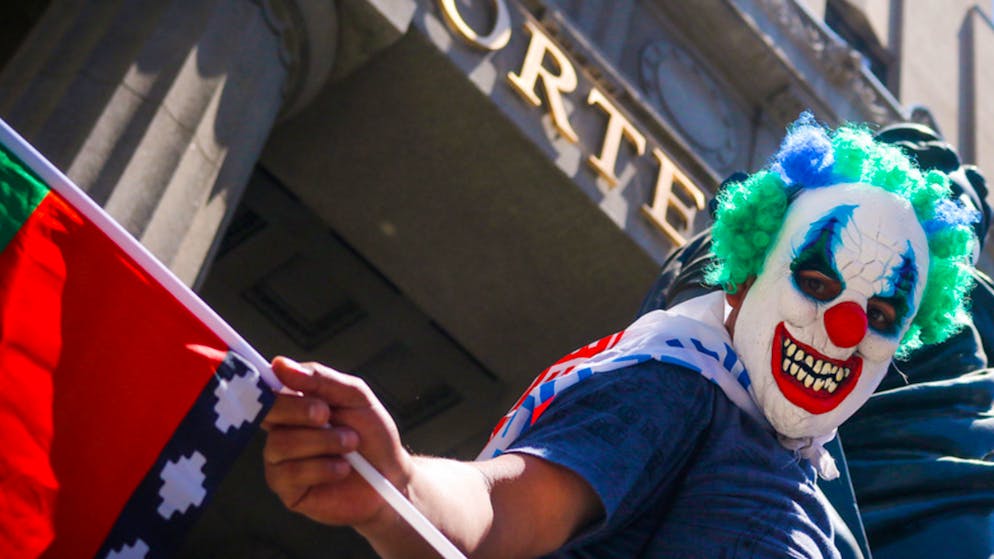 Ein Mann, der eine «Joker»-Maske trägt, nimmt an einer Demonstration für Sozialreformen im chilenischen Valparaiso teil. Chile erlebt seit Wochen heftige Proteste gegen die hohen Lebenshaltungskosten und die soziale Ungleichheit.