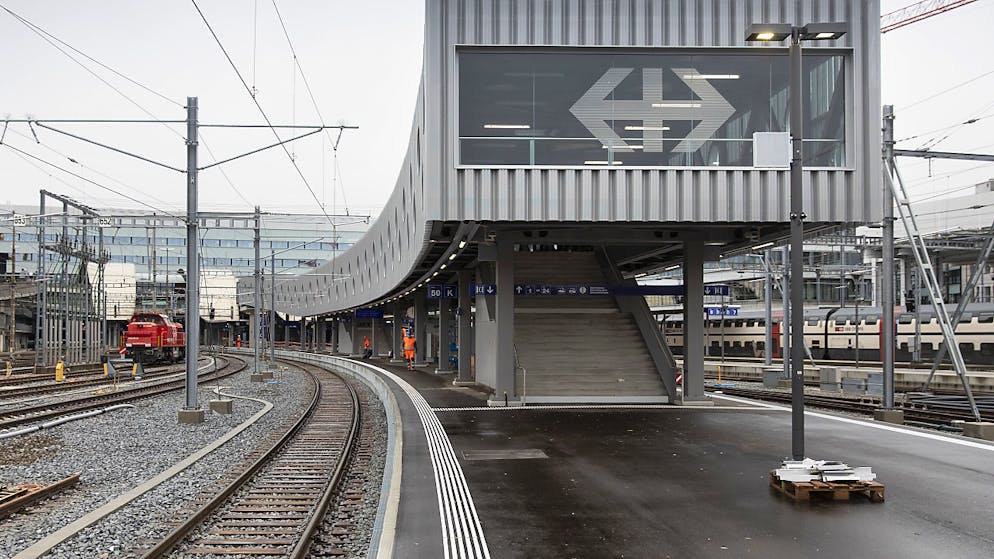 Der Steg bei der neuen Perronverlängerung am Bahnhof Bern. Er führt auf das Gleis 49/50, das bei Bieler Pendlern für Unmut sorgt.