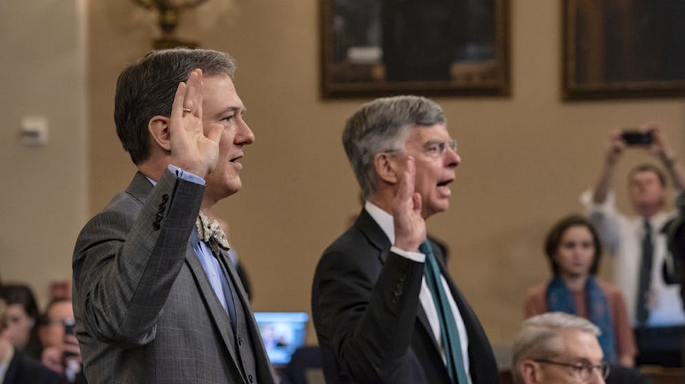 William Taylor (2.v.l), geschäftsführender US-Botschafter in der Ukraine, und George Kent (l), Diplomat im US-Aussenministerium, werden vor ihrer Aussage vor dem US-Kongress vereidigt. Im US-Kongress hat die erste öffentliche Anhörung der Impeachment-Ermittlungen der Demokraten gegen US-Präsident Trump begonnen.