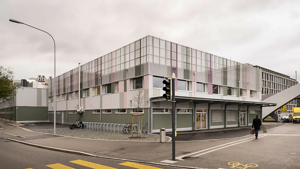 Das Bundesasylzentrum an der Ecke Pfingstweidstrasse/Duttweilerstrasse in Zürich ist am 1. November vom Staatssekretariat für Migration (Sem) eröffnet worden. Nun gibt es bereits Kritik im Zürcher Stadtparlament und vom Stadtrat am rigiden Regime.