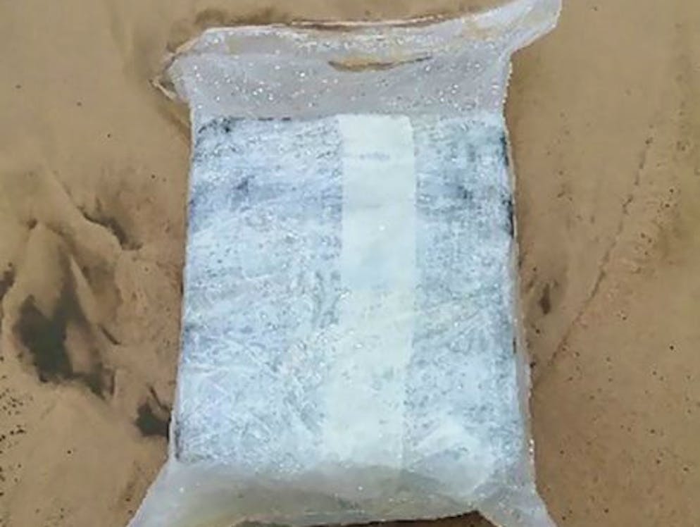 Beim Strand von Le Porge angespültes Kokain-Paket.