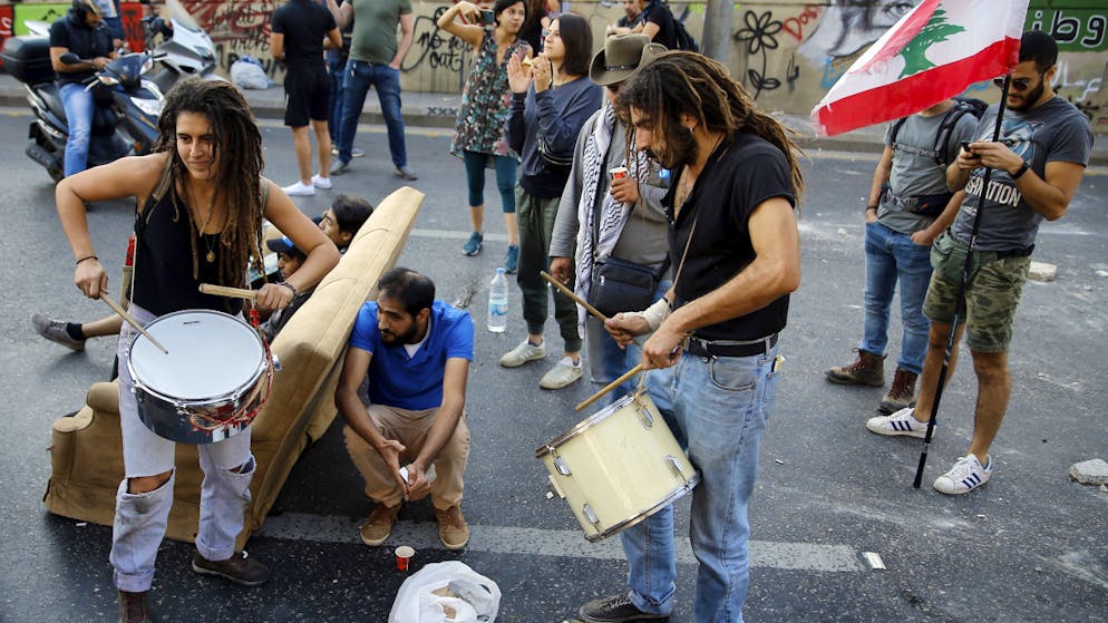 Nach dem ersten Toten bei den Protesten im Libanon wächst die Wut auf die Führung des Landes. Demonstranten blockierten am Mittwoch Strassen in der Hauptstadt Beirut sowie Verbindungsstrassen ins Umland.