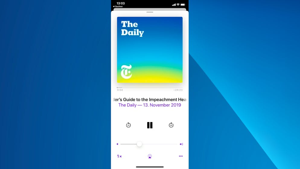 So Serien und Podcasts schneller abspielen. Bei Apple Podcasts lässt sich die Wiedergabegeschwindigkeit durch Berühren des «1x» links unter dem Lautstärkeregler anpassen.