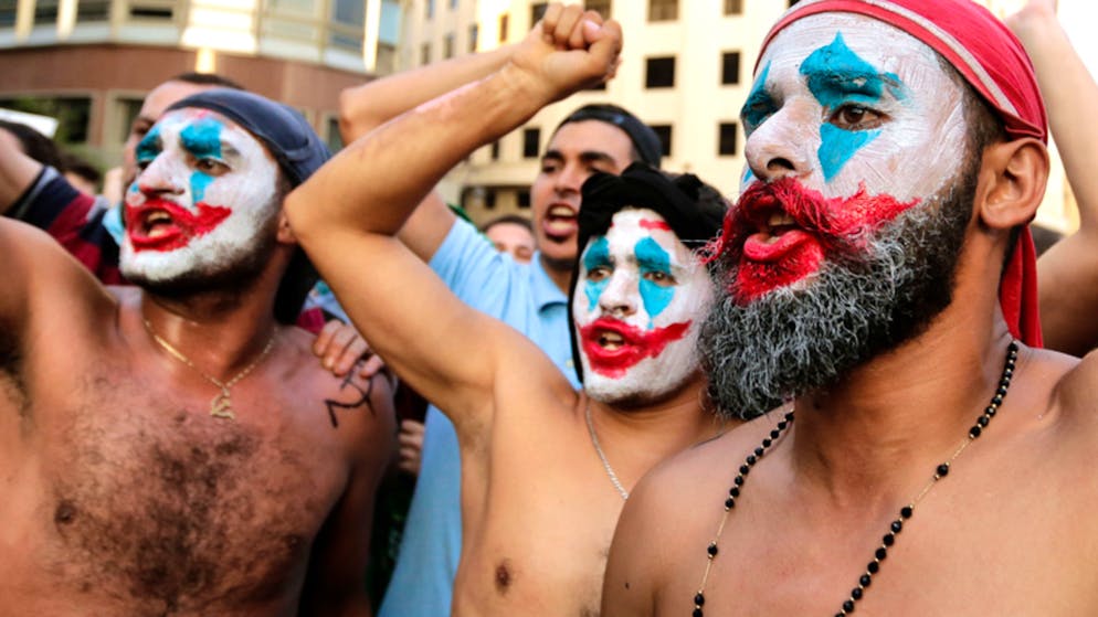Geschminkte Demonstranten rufen Slogans während eines Protestes im Beirut. Angesichts heftiger Proteste gegen die Regierung blieben viele Geschäfte und Schulen geschlossen.