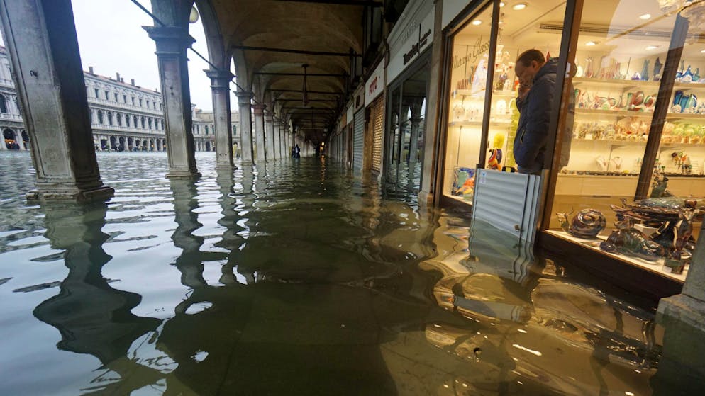 Venedig von Rekord-Hochwasser heimgesucht. Mitarbeiter von Einkaufsgeschäften am berühmten Markusplatz in Venedig standen knöcheltief im Wasser.