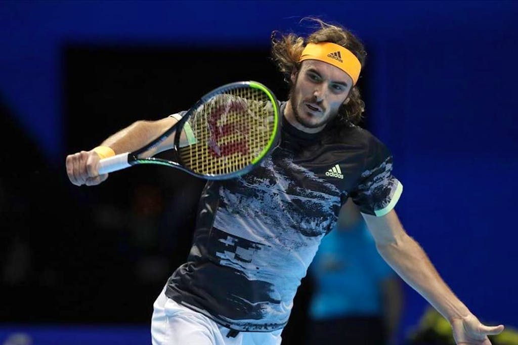 Tsitsipas travolge Zverev e si qualifica per la fase finale