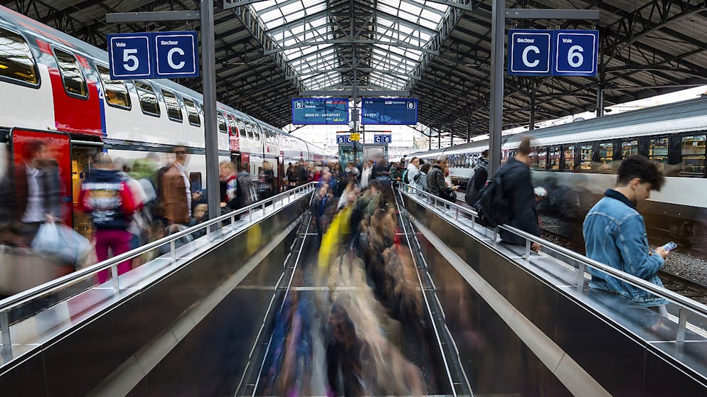Bahnunternehmen zahlen künftig weniger für die Benützung der Bahninfrastruktur. Davon sollen auch die Bahnkunden profitieren, fordert Preisüberwacher Stefan Meierhans. (Archivbild)