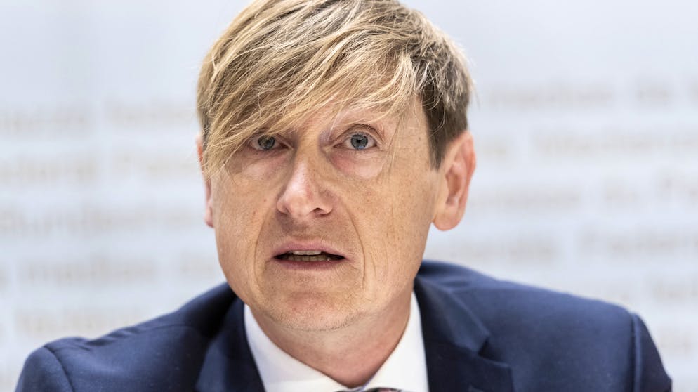 Preisüberwacher Stefan Meierhans fordert, dass die Einsparungen an die Kunden weitergegeben werden. (Archiv)