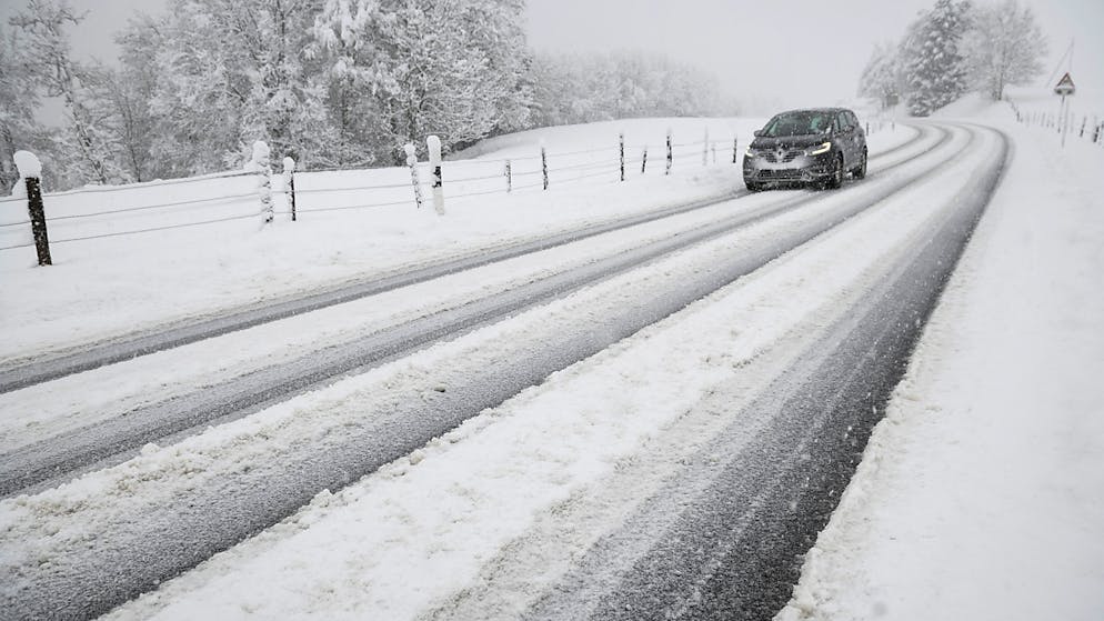 Starker Schneefall blockierte in Frankreich mehrere Strassen und Bahnstrecken. (Symbolbild)