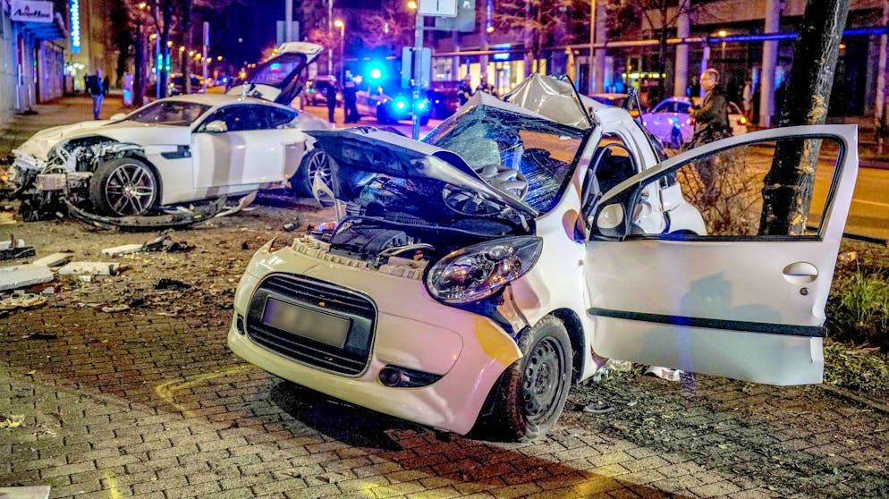 In Deutschland ist ein 21-Jähriger wegen Mordes angeklagt, weil er mit einem Sportwagen einen Unfall mit zwei Toten verursacht hat. Der Fall hat die Debatte über striktere Tempolimits und schärfere Strafen im Nachbarland angeheizt.