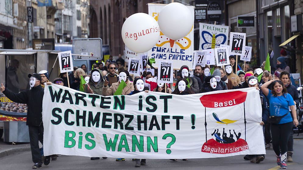 Rund hundert Demonstranten, darunter einige direkt Betroffene forderten am Donnerstag in Basel die Regularisierung des Aufenthaltsstatus von Sans-Papiers.