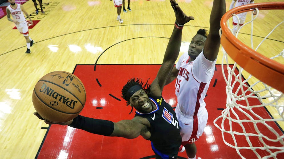 Clint Capela (rechts) verteidigt gegen Montrezl Harrell von den Clippers