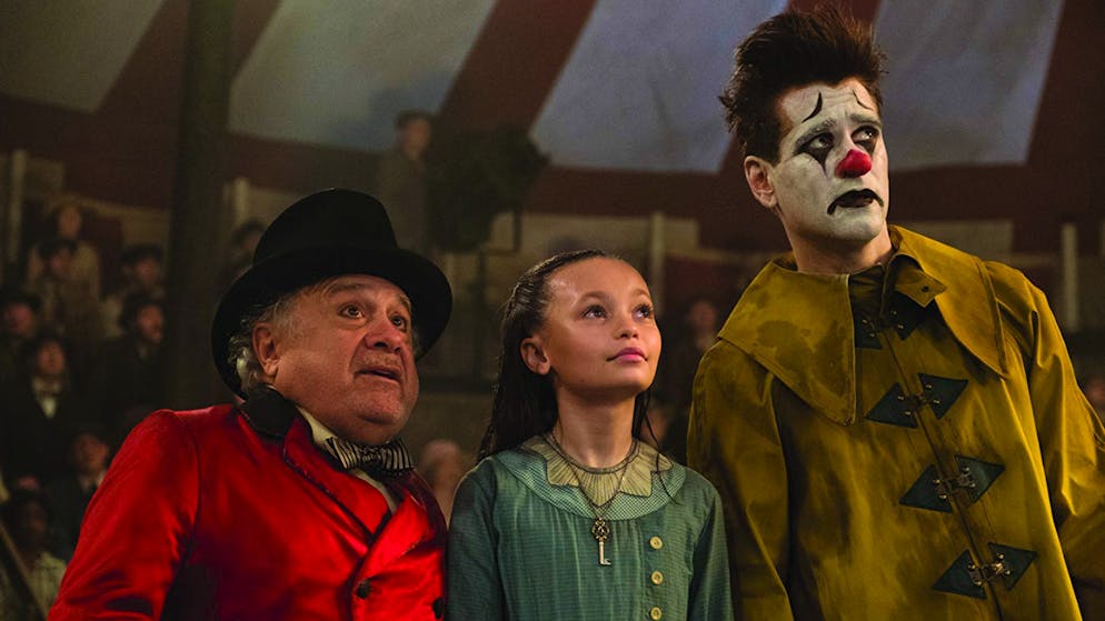 Danny DeVito wird 75. Danny DeVito, Nico Parker und Colin Farrell in der Tim-Burton-Neuverfilmung des Disney-Klassikers «Dumbo» (2019).