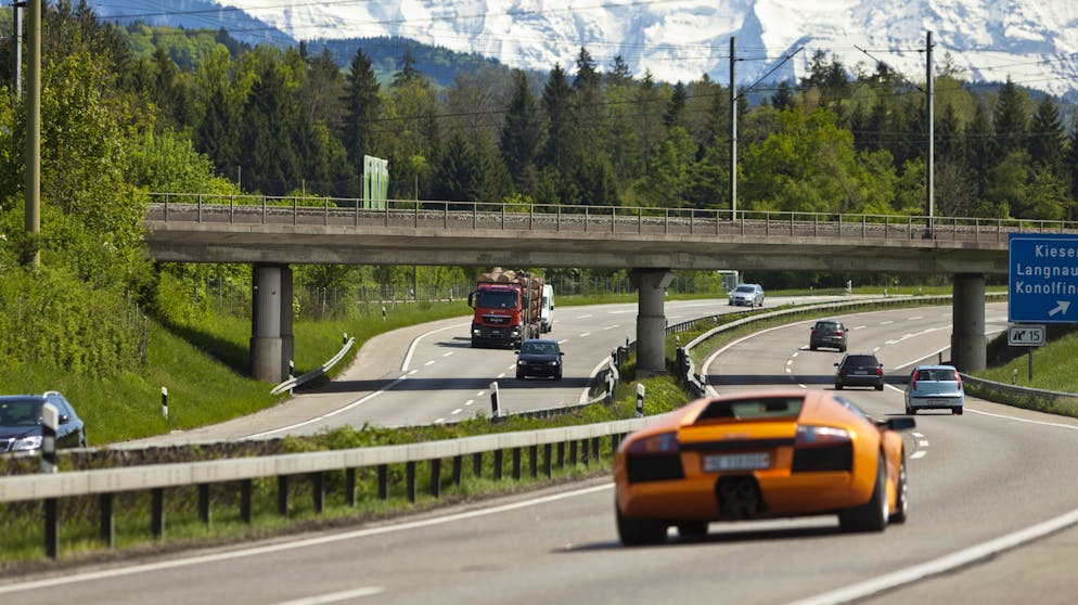 Seit 2013 kennt man in der Schweiz kein Pardon: Wer Tempolimits innerorts um mehr als 50 km/h oder auf Autobahnen um mehr als 80 km/h überschreitet, ist ein Raser.