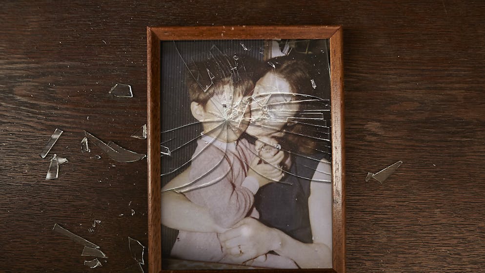 Harte Strafen für Missbrauchs-Eltern. Ein schwerer Fall von jahrelangem Kindesmissbrauch erschüttert das Tessin. Das Gericht verhängte hohe Freiheitsstrafen gegen ein Elternpaar. (Symbolbild)