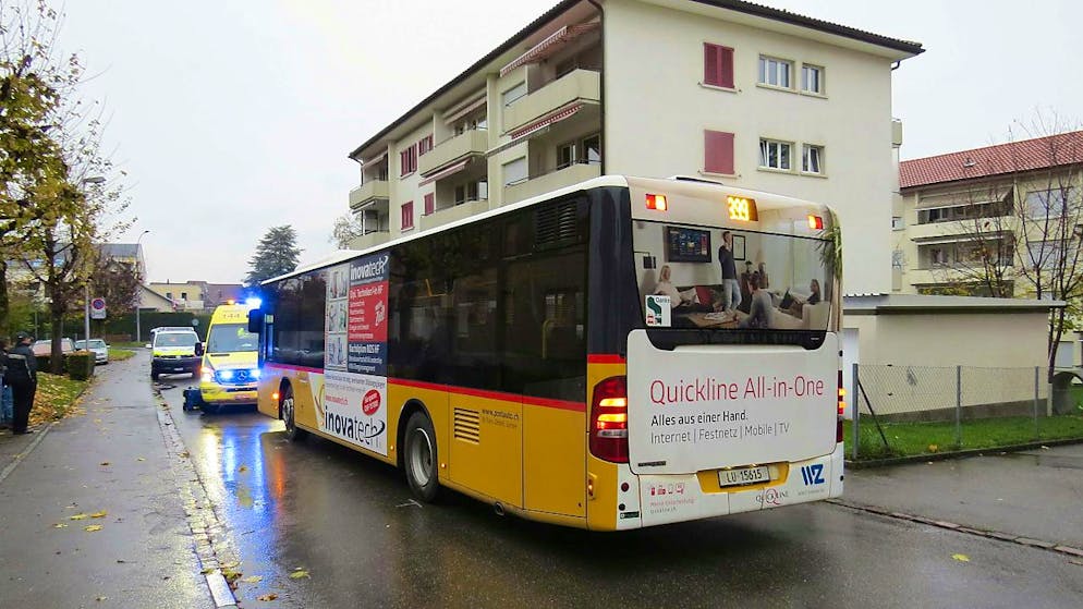 Unfall auf der Quartierstrasse in Burg AG: Ein 70-jähriger Fussgänger erlitt schwere Kopfverletzungen.