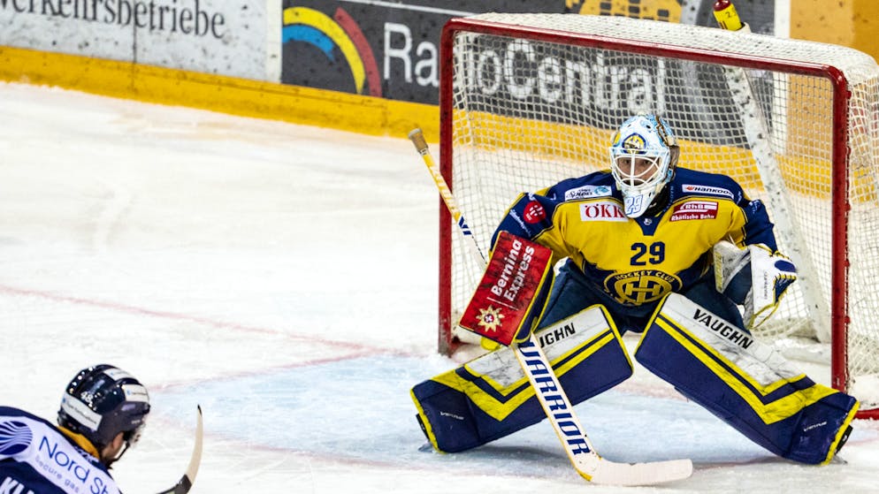 Bern immer tiefer in der Krise. Der Davos Torhüter Sandro Aeschlimann und seine Teamkollegen feierten den siebten Sieg in Folge.