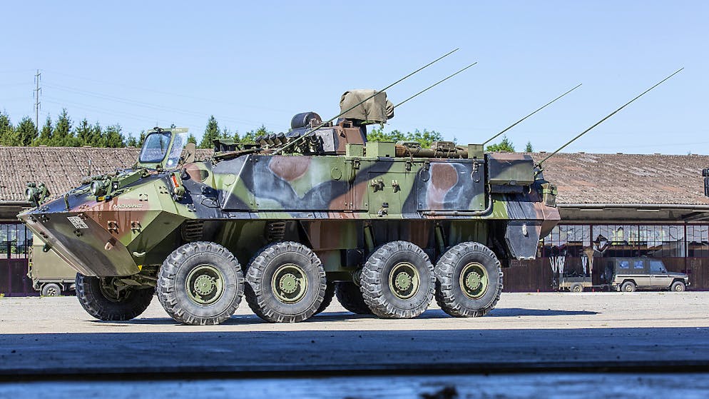 Ein «Piranha»-Radschützenpanzer ist im Kanton St. Gallen mit einem Personenwagen kollidiert. Dabei wurden die Beifahrerin im Auto schwer und der Fahrer leicht verletzt. (Archivbild)