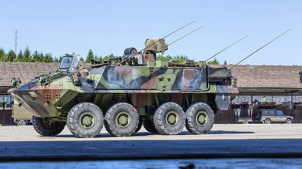 Panzer Fahrt In Auto Zwei Verletzte