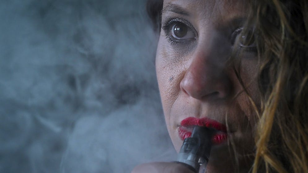 Der Kanton Bern will den Jugendschutz auf E-Zigaretten ausdehnen (Themenbidl).