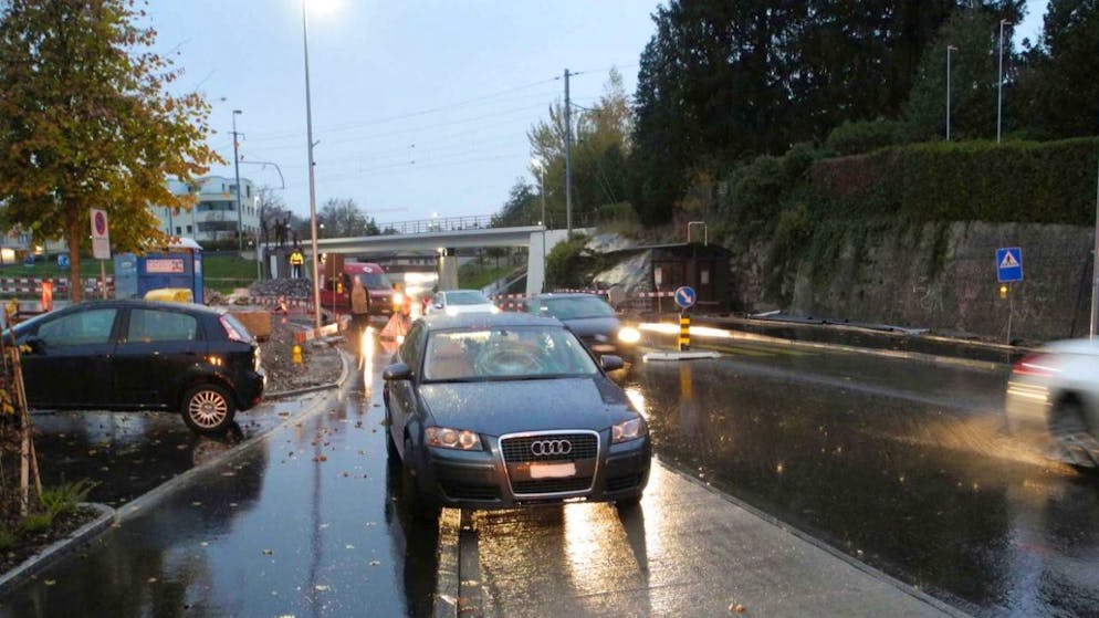 In Freienbach ist eine junge Kickboardfahrerin von einem Auto angefahren worden.